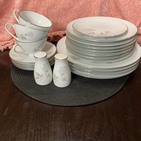 Noritake China Rosay dinner set - Picture 1 of 15